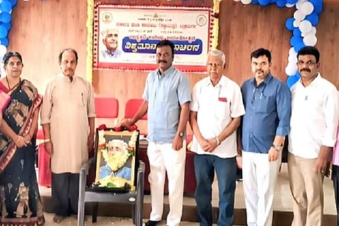ಚಿತ್ರದುರ್ಗದಲ್ಲಿ ಸೋಮವಾರ ಏರ್ಪಡಿಸಿದ್ದ ವಿಶ್ವಮಾನವ ದಿನಾಚರಣೆಯಲ್ಲಿ ಕವಿ ಚಂದ್ರಶೇಖರ ತಾಳ್ಯ, ಪ್ರೊ.ಜೆ.ಕರಿಯಪ್ಪ ಮಾಳಿಗೆ, ತಿಪ್ಪಣ್ಣ ಮರಿಕುಂಟೆ, ಪ್ರೊ.ಸಿ.ಇ.ಜಗನ್ನಾಥ, ಪ್ರೊ.ತಾರಿಣಿ ಶುಭದಾಯಿನಿ, ಪ್ರೊ.ಬಿ.ಸುರೇಶ್, ಕೆ.ಚಿತ್ತಯ್ಯ, ಪ್ರೊ.ಲತಾ, ಹರೀಶ್, ಬಾಬು ರೆಡ್ಡಿ ಇತರರಿದ್ದರು.