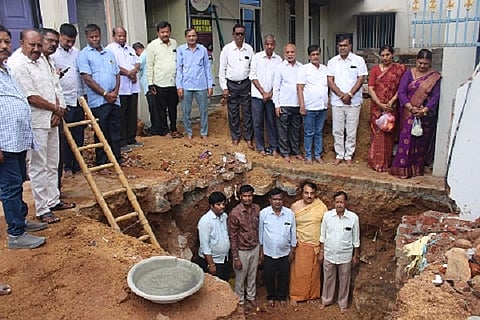 ಚಿತ್ರದುರ್ಗ ಟೌನ್ ಕೋ ಆಪರೇಟಿವ್ ಸೊಸೈಟಿಯಿಂದ ಶುಕ್ರವಾರ ಹೈಟೆಕ್ ಸಹಕಾರ ಭವನಕ್ಕೆ ಶುಕ್ರವಾರ ಭೂಮಿ ಪೂಜೆ ನೆರ ವೇರಿಸಲಾಯಿತು. ಸೊಸೈಟಿ ಅಧ್ಯಕ್ಷ ನಿಶಾನಿ ಜಯಣ್ಣ, ಉಪಾಧ್ಯಕ್ಷೆ ಎನ್.ಎಂ. ಪುಷ್ಪವಲ್ಲಿ, ನಿರ್ದೇಶಕರು ಇದ್ದರು.