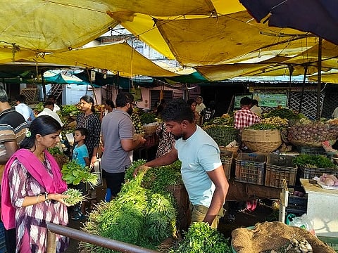 ಚಿತ್ರದುರ್ಗದ ಸಂತೆಹೊAಡ ಸಮೀಪದ ಮಾರುಕಟ್ಟೆಯಲ್ಲಿ ಗ್ರಾಹಕರು ತರಕಾರಿ ಖರೀದಿಗೆ ಮುಂದಾದ ದೃಶ್ಯ.