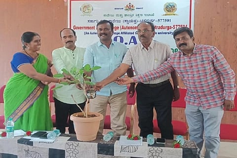  ಚಿತ್ರದುರ್ಗದಲ್ಲಿ ಶನಿವಾರ ಆಯೋಜಿಸಿದ್ದ `ಕನ್ನಡ ಸಾಹಿತ್ಯ ವಿಮರ್ಶೆ'ವಿಶೇಷ ಉಪನ್ಯಾಸ ಕಾರ್ಯಕ್ರಮವನ್ನು ಕಥೆಗಾರ ಲೋಕೇಶ್ ಅಗಸನಕಟ್ಟೆ ಉದ್ಘಾಟಿಸಿದರು. ಪ್ರೊ.ಜೆ. ಕರಿಯಪ್ಪ ಮಾಳಿಗೆ, ಪ್ರೊ. ತಾರಿಣಿ ಶುಭದಾಯಿನಿ ಇತರರು ಇದ್ದರು.