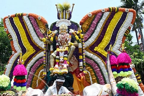 ಚಿಟ್ಟೆ ಆಕಾರದ ಅಲಂಕಾರದೊAದಿಗೆ ಆಕರ್ಷಿಸಿದ ದೇವಿಯ ಉತ್ಸವಮೂರ್ತಿ.