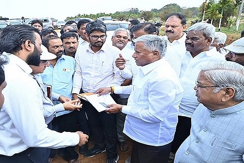  ಚಿತ್ರದುರ್ಗ ತಾಲೂಕಿನ ಹಂಪನೂರಲ್ಲಿ ಕೇಂದ್ರ ಸಚಿವ ವಿ.ಸೋಮಣ್ಣ ಗುರುವಾರ ತುಮಕೂರು-ದಾವಣಗೆರೆ ನೇರ ರೈಲು ಮಾರ್ಗದ ಪ್ರಗತಿ ಪರಿಶೀಲನೆ ನಡೆಸಿದರು. ಶಾಸಕ ಡಾ.ಎಂ.ಚAದ್ರಪ್ಪ, ಸಂಸದ ಗೋವಿಂದ ಎಂ.ಕಾರಜೋಳ ಇತರರಿದ್ದರು.