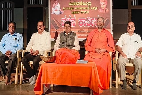  ವಚನ ಕಾರ್ತಿಕ ಮಹೋತ್ಸವದ ಅಂಗವಾಗಿ ಚಿತ್ರದುರ್ಗದಲ್ಲಿ ಏರ್ಪಡಿಸಿದ್ದ ಕರ‍್ಯಕ್ರಮದಲ್ಲಿ ಮುರುಘಾಮಠದ ಆಡಳಿತ ಮಂಡಳಿ ಅಧ್ಯಕ್ಷ ಶಿವಯೋಗಿ ಸಿ.ಕಳಸದ,ಸದಸ್ಯರಾದ ಡಾ.ಬಸವಕುಮಾರ ಸ್ವಾಮೀಜಿ, ಸಿ.ಎನ್.ಚಂದ್ರಶೇಖರ್,ವಿ.ಕೆ.ಶAಕರಪ್ಪ ಇತರರು ಇದ್ದರು.
