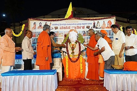 ಚಿತ್ರದುರ್ಗದ ಮುರುಘಾಮಠದಲ್ಲಿ ಮಂಗಳವಾರ ಏರ್ಪಡಿಸಿದ್ದ ವಚನ ಕಾರ್ತಿಕ ಮಹೋತ್ಸವದ ಸಮಾರಂಭದಲ್ಲಿ ಡಾ.ಶ್ರೀ ಬ ಸವಕುಮಾರ ಸ್ವಾಮೀಜಿ,ಡಾ.ಶ್ರೀ ಬಸವಪ್ರಭು ಸ್ವಾಮೀಜಿ, ಶ್ರೀ ಬಸವನಾಗೀದೇವ ಸ್ವಾಮೀಜಿ, ಶ್ರೀ ಮುರುಘೇಂದ್ರ ಸ್ವಾಮೀಜಿ ಹಾಗೂ ಇತರ ಗಣ್ಯರು ಇದ್ದರು. 