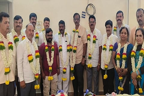 ಚಿತ್ರದುರ್ಗ ವಿ.ಡಿ. ಸಾರ್ವಜಕರ್ ಸೌಹಾರ್ದ ಕ್ರೆಡಿಟ್ ಕೊ-ಆಪರೇಟಿವ್ ಸೊಸೈಟಿಗೆ ನೂತನವಾಗಿ ಅಧ್ಯಕ್ಷರಾಗಿ ವೈ.ನಾಗೇಂದ್ರ, ಉಪಾಧ್ಯಕ್ಷರಾಗಿ ಡಿ.ಕೆ. ದೊಣಸ್ವಾಮಿ, ಗೌರವಾಧ್ಯಕ್ಷರಾಗಿ ಜಿ.ಎಂ. ಸುರೇಶ್ ಹಾಗೂ ನಿರ್ದೇಶಕರು ಶನಿವಾರ ಅವಿರೋಧ ಆಯ್ಕೆಯಾದರು.