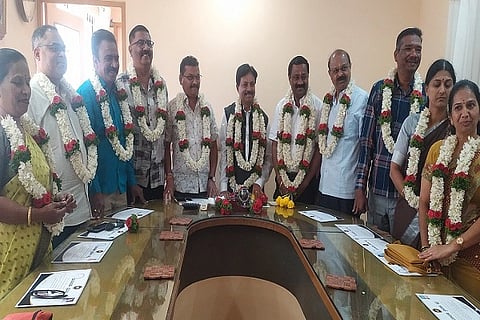 ಚಿತ್ರದುರ್ಗದ ವೀರಶೈವ ಅರ್ಬನ್ ಕೋ ಆಪರೇಟಿವ್ ಸೊಸೈಟಿ ಅಧ್ಯಕ್ಷರಾಗಿ ಪಟೇಲ್ ಶಿವಕುಮಾರ್, ಉಪಾಧ್ಯಕ್ಷರಾಗಿ ಸಿ.ಚಂದ್ರಪ್ಪ ಅವಿರೋಧವಾಗಿ ಗುರುವಾರ ಆಯ್ಕೆಯಾದರು. ನಿರ್ದೆಶಕರಾದ ಬಿ.ಎಂ. ಕರಿಬಸಯ್ಯ, ಜೆ.ಎಸ್. ಪ್ರಸಾದ್, ಜಿ.ಟಿ. ಸುರೇಶ್‌ಸಿದ್ದಾಪುರ, ಕೆ.ಎಚ್. ಮುರುಗೇಂದ್ರಪ್ಪ, ಡಿ.ಎಸ್. ರಾಜೇಶ್, ನೀಲಕಂಠೇಶ್ವರಪ್ಪ, ಕೆ.ಜಿ. ರೀನಾ, ಜಿ.ಆರ್. ನಿವೇದಿತಾ, ಎಂ. ಶೈಲಜಾ ಇದ್ದರು.