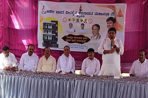  ಚಿತ್ರದುರ್ಗದಲ್ಲಿ ಭಾನುವಾರ ಆಯೋಜಿಸಿದ್ದ ವೀರಶೈವ ಲಿಂಗಾಯತ ಭವನದ ಶಂಕುಸ್ಥಾಪನೆ ಸಮಾರಂಭದಲ್ಲಿ ಎಂಎಲ್‌ಸಿ ಕೆ.ಎಸ್. ನವೀನ್ ಮಾತನಾಡಿದರು. ಮಾಜಿ ಶಾಸಕ ಎಸ್.ಕೆ. ಬಸವರಾಜನ್, ರೇಣುಕಪ್ರಸನ್ನ, ಮಹಡಿ ಶಿವಮೂರ್ತಿ, ರುದ್ರೇಶ್ ಐಗಳ್ ಇತರರು ಇದ್ದರು.