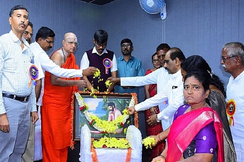  ಚಿತ್ರದುರ್ಗದಲ್ಲಿ ಸೋಮವಾರ ಮಹಾಯೋಗಿ ವೇಮನ ಅವರ ಜಯಂತ್ಯುತ್ಸವದಲ್ಲಿ ಶ್ರೀ ವೇಮನಾಂದ ಸ್ವಾಮೀಜಿ, ಬಿ.ಎಂ. ಗೋವಿಂದರಾಜ್, ಎಸ್.ಬಿ. ಭೀಮಾರೆಡ್ಡಿ, ಡಾ.ಬಿ.ಎಂ. ಗುರುನಾಥ, ಬಿ.ವಿ. ತುಕಾರಾಂರಾವ್, ವೆಂಕಟೇಶ್‌ರೆಡ್ಡಿ, ದಾದಾಪೀರ್ ಇತರರು ಇದ್ದರು