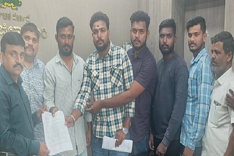 ಬಕ್ರೀದ್ ಹಬ್ಬದ ಸಂದರ್ಭದಲ್ಲಿ ಗೋವುಗಳ ಅಕ್ರಮ ಸಾಗಾಣಿಕೆ, ಹತ್ಯೆ ತಡೆಗಟ್ಟುವ ಕುರಿತು ಕಠಿಣ ಕ್ರಮ ಕೈಗೊಳ್ಳುವಂತೆ ವಿಶ್ವ ಹಿಂದೂ ಪರಿಷತ್, ಬಜರಂಗದಳದ ಕಾರ್ಯಕರ್ತರು ಚಿತ್ರದುರ್ಗದಲ್ಲಿ ಸೋಮವಾರ ಎಡಿಸಿ ಬಿ.ಟಿ.ಕುಮಾರಸ್ವಾಮಿ ಅವರಿಗೆ ಮನವಿ ಸಲ್ಲಿಸಿದರು. ಸಂದೀಪ್, ತೇಜೇಶ್ವರ್ ಎಂ.ಜೆ. ಮಠ್, ರಾಮಾಂಜನೇಯ, ಪ್ರೇಮ್ ಇತರರಿದ್ದರು.