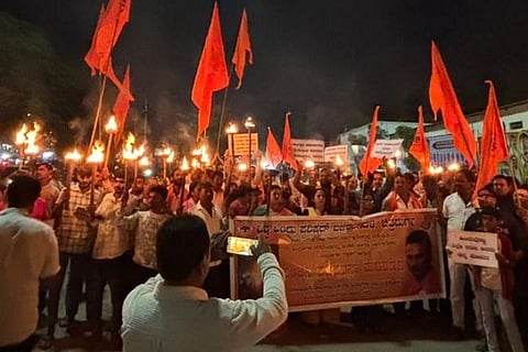  ಬಾಂಗ್ಲಾ ದೇಶದಲ್ಲಿ ಹಿಂದು ಯುವಕರ ಹತ್ಯೆ ಖಂಡಿಸಿ ವಿಹಿಂಪ, ಬಜರಂಗದಳದ ನೂರಾರು ಕಾರ್ಯಕರ್ತರು ಚಿತ್ರದುರ್ಗದಲ್ಲಿ ಶುಕ್ರವಾರ ಪಂಜಿನ ಮೆರವಣಿಗೆ ನಡೆಸಿದರು.