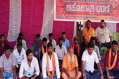 ಗೋ ಹತ್ಯೆ ನಿಷೇಧ ಕಾಯ್ದೆಯನ್ನು ಮತ್ತಷ್ಟು ಬಲಪಡಿಸುವಂತೆ ಆಗ್ರಹಿಸಿ ವಿಎಚ್‌ಪಿ-ಬಜರಂಗದಳದ ಕಾರ್ಯಕರ್ತರು ಚಿತ್ರದುರ್ಗದಲ್ಲಿ ಬುಧವಾರ ಪ್ರತಿಭಟನೆ ನಡೆಸಿದರು. ಕೆ.ಎಂ. ಯತೀಶ್, ದೀಪಕ್‌ರಾಜ್, ಬಾಲಕೃಷ್ಣ, ರಂಗಸ್ವಾಮಿ ಇತರರಿದ್ದರು.