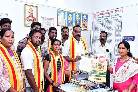 ನಾಮಫಲಕಗಳಲ್ಲಿ ಕನ್ನಡ ಕಡ್ಡಾಯಗೊಳಿಸುವಂತೆ ಆಗ್ರಹಿಸಿ ಕರುನಾಡು ವಿಜಯಸೇನೆ ಕಾರ್ಯಕರ್ತರು ಶುಕ್ರವಾರ ಚಿತ್ರದುರ್ಗದಲ್ಲಿ ನಗರಸಭೆ ಆಯುಕ್ತೆ ಎಸ್.ಲಕ್ಷಿ÷್ಮÃ ಅವರಿಗೆ ಮನವಿ ಸಲ್ಲಿಸಿದರು. ಕೆ.ಟಿ. ಶಿವಕುಮಾರ್, ವೀಣಾಗೌರಣ್ಣ, ಗೋಪಿನಾಥ್, ಮುಜಾಯಿದ್, ಅವಿನಾಶ್, ಅಖಿಲೇಶ್, ಜಗದೀಶ್, ಅಣ್ಣಪ್ಪ, ಆರ್. ಚಂದನಾ ಇದ್ದರು.
