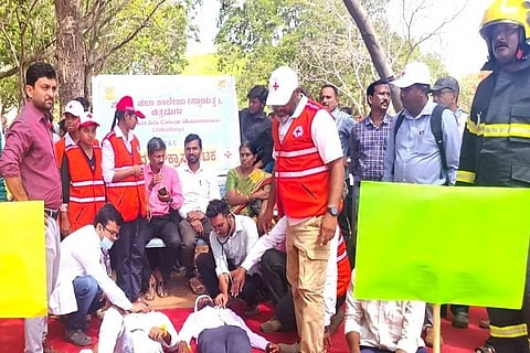 ಅಂತಾರಾಷ್ಟಿçÃಯ ಅಗ್ನಿಶಾಮಕ ದಿನಾಚರಣÉ ಅಂಗವಾಗಿ ಚಿತ್ರದುರ್ಗದಲ್ಲಿ ಮಂಗಳವಾರ ಆಯೋಜಿಸಿದ್ದ ಅಗ್ನಿ ಅವಘಡ ವಿಪತ್ತು ನಿರ್ವಹಣೆ ಕಲ್ಪಿತ ಪ್ರದರ್ಶನ ಜರುಗಿತು. ಸೋಮಶೇಖರ್ ವಿ. ಅಗಡಿ, ನರೇಂದ್ರ, ಮಜಹರ್ ಉಲ್ಲಾ, ಯು.ಸಿ. ಗಿರೀಶ್, ಡಾ. ಸಂತೋಷ್ ಉಜ್ಜನಪ್ಪ, ಭರತ್,ಪ್ರೊ. ತಾರಿಣಿ ಶುಭದಾಯಿನಿ, ಡಾ. ಪ್ರಸಾದ್ ಇತರರು ಇದ್ದರು.