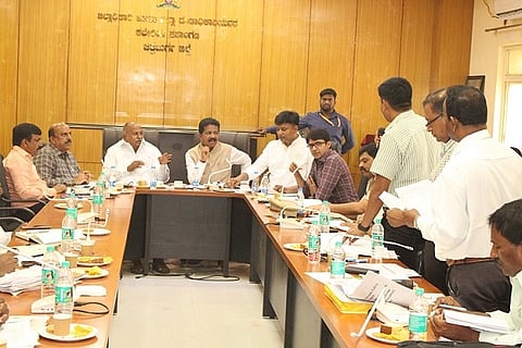 ಚಿತ್ರದುರ್ಗದಲ್ಲಿ ಶುಕ್ರವಾರ ಆಯೋಜಿಸಿದ್ದ ವಿಪತ್ತು ನಿರ್ವಹಣಾ ಜಿಲ್ಲಾ ಮಟ್ಟದ ಸಭೆಯಲ್ಲಿ ಶಾಸಕರಾದ ಟಿ. ರಘುಮೂರ್ತಿ,ಬಿ.ಜಿ. ಗೋವಿಂದಪ್ಪ, ಕೆ.ಸಿ.ವೀರೇಂದ್ರಪಪ್ಪಿ, ಡಿಸಿ ಟಿ. ವೆಂಕಟೇಶ್ ಇತರರು ಇದ್ದರು.