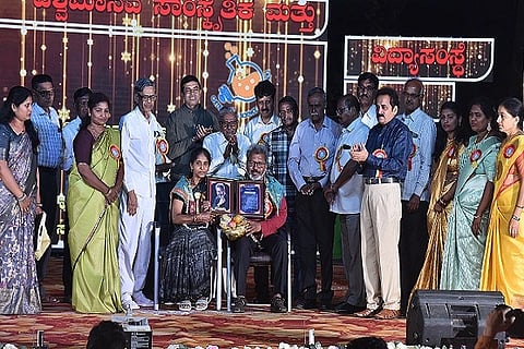 ಚಿತ್ರದುರ್ಗದ ಸೀಬಾರ-ಗುತ್ತಿನಾಡು ವಿಶ್ವಮಾನವ ವಿದ್ಯಾಸಂಸ್ಥೆ ಆವರಣದಲ್ಲಿ ಸೋಮವಾರ ಏರ್ಪಡಿಸಿದ್ದ ಕುವೆಂಪು ಜನ್ಮದಿನಾಚರಣೆ ಕಾರ್ಯಕ್ರಮ ಹಮ್ಮಿಕೊಳ್ಳಲಾಗಿತ್ತು. ಉಪನ್ಯಾಸಕ ನಿಸಾರ್ ಅಹಮದ್, ಜಿ.ಎನ್.ಮಲ್ಲಿಕಾರ್ಜುನಪ್ಪ, ಜಲೀಲ್‌ಸಾಬ್, ಬುಡೇನ್‌ಸಾಬರ್, ಎಚ್.ಆರ್.ಸುಧಾ, ಚನ್ನಬಸಪ್ಪ, ರ‍್ರಿಸ್ವಾಮಿ ಇದ್ದರು.
