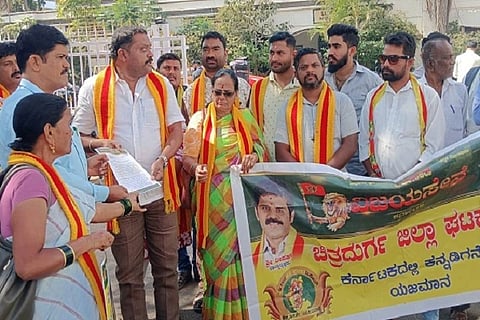 ಚಿತ್ರದುರ್ಗದ ಕೋಟೆ, ಸ್ಮಾರಕಗಳು, ಐತಿಹಾಸಿಕ ಸ್ಥಳಗಳ ಒತ್ತುವರಿ ತೆರವಿಗೆ ಒತ್ತಾಯಿಸಿ ಗುರುವಾರ ಕರುನಾಡ ವಿಜಯಸೇನೆ ಕಾರ್ಯಕರ್ತರು ಪ್ರತಿಭಟನೆ ನಡೆಸಿದರು.