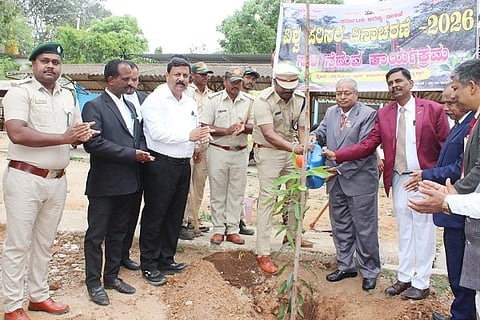 ವಿಶ್ವ ಪರಿಸರ ದಿನಾಚರಣೆ ಅಂಗವಾಗಿ ಚಿತ್ರದುರ್ಗದ ಜಿಲ್ಲಾ ನ್ಯಾಯಾಲಯ ಆವರಣದಲ್ಲಿ ಶುಕ್ರವಾರ ಮಹಾವರ್ಕರ್ ಅವರು ಸಸಿ ನೆಟ್ಟು ನೀರೆರೆದರು. ವೀರಣ್ಣ ಸೋಮಶೇಖರ್, ಡಿ.ಜೆ. ಸುದೀನ್‌ಕುಮಾರ್, ಎಚ್.ಎಸ್. ಮಹೇಶ್ವರಪ್ಪ, ಗೋಪ್ಯನಾಯ್ಕ್, ಆರ್. ವಸಂತಕುಮಾರ್ ಇತರರಿದ್ದರು. 