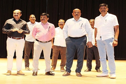 ನೂತನ ವಿನ್ಯಾಸದೊಂದಿಗೆ ಆಕರ್ಷಿಸಲು ಸಜ್ಜಾಗುತ್ತಿರುವ ಚಿತ್ರದುರ್ಗದ ತರಾಸು ರಂಗಮAದಿರದ ಕಾಮಗಾರಿಗಳನ್ನು ಬುಧವಾರ ಟಿ.ವೆಂಕಟೇಶ್ ಪರಿಶೀಲಿಸಿದರು. ಬಿ.ಟಿ.ಕುಮಾರಸ್ವಾಮಿ, ಎಂ.ಜೆ.ಮಹೇಶ್, ಡಾ.ಬಿ.ಎಂ.ಗುರುನಾಥ್, ಬಿ.ಎಸ್.ಹರೀಶ್‌ಕುಮಾರ್ ಇತರರಿದ್ದರು.