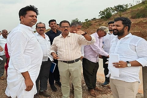 ಚಿತ್ರದುರ್ಗ ಹೊರವಲಯದಲ್ಲಿ ಶುಕ್ರವಾರ ಶಾಸಕ ಕೆ.ಸಿ. ವೀರೇಂದ್ರಪಪ್ಪಿ ಅಽಕಾರಿಗಳೊಂದಿಗೆ ಭದ್ರಾ ಮೇಲ್ದಂಡೆ ಕಾಮಗಾರಿ ವೀಕ್ಷಿಸಿದರು.