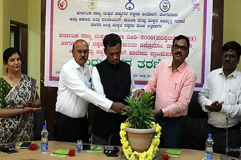 ಚಿತ್ರದುರ್ಗದಲ್ಲಿ ಗುರುವಾರ ಆಯೋಜಿಸಿದ್ದ ಮಕ್ಕಳ ರಕ್ಷಣೆ ಕಾಯ್ದೆ ಕುರಿತ ತರಬೇತಿ ಕಾರ್ಯಾಗಾರವನ್ನು ರಾಜ್ಯ ಮಕ್ಕಳ ಹಕ್ಕುಗಳ ರಕ್ಷಣಾ ಆಯೋಗದ ಸದಸ್ಯ ಡಾ.ಕೆ.ಟಿ. ತಿಪ್ಪೇಸ್ವಾಮಿ ಉದ್ಘಾಟಿಸಿದರು. ಕೆ.ಎಚ್. ವಿಜಯಕುಮಾರ್, ಡಿ. ಮಂಜುನಾಥ್, ಜಗದೀಶ್, ರಂಗನಾಥ್, ಎ.ಎಂ. ವೀಣÁ ಇದ್ದರು.