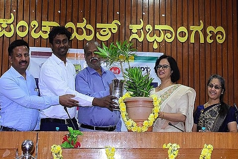 ಆರೋಗ್ಯ ಇಲಾಖೆ ಚಿತ್ರದುರ್ಗದಲ್ಲಿ ಗುರುವಾರ ಏರ್ಪಡಿಸಿದ್ದ ಕರ‍್ಯಾಗಾರದಲ್ಲಿ ಆರ್‌ಸಿಎಚ್ ಅಽಕಾರಿ ಡಾ.ಡಿ.ಎಂ.ಅಭಿನವ್, ಡಾ.ಸುಮನ್‌ರಾವ್, ಡಾ.ಎಲ್.ಪಾಲಾಕ್ಷಯ್ಯ, ಡಾ.ಪÊಥ್ವೀಶ್, ಡಾ.ರವಿಕುಮಾರ್, ಡಾ.ಬಸವಂತಪ್ಪ, ಭಾಗ್ಯಮ್ಮ ಇತರರು ಇದ್ದರು.