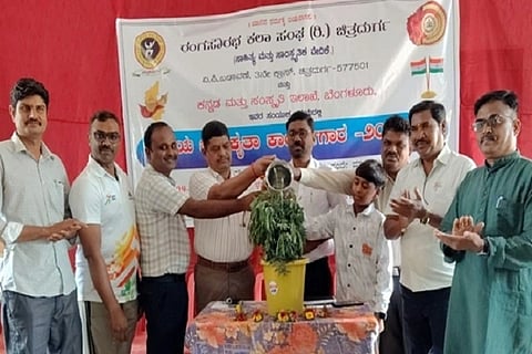  ಚಿತ್ರದುರ್ಗ ತಾಲೂಕು ಇಂಗಳದಾಳ್‌ನಲ್ಲಿ ಮಂಗಳವಾರ ಏರ್ಪಡಿಸ್ದ ದೇಶಭಕ್ತಿ ಗೀತೆಗಳ ಗಾಯನ ಕಾರ್ಯಕ್ರಮ ತರಬೇತಿ ಕಾರ್ಯಾಗಾರವನ್ನು ಆಹಾರ ಮತ್ತು ನಾಗರಿಕ ಸರಬರಾಜು ಪೂರೈಕೆ ನಿಗಮದ ಜಿಲ್ಲಾ ವ್ಯವಸ್ಥಾಪಕ ಎಸ್.ಕೆ. ಮಲ್ಲಿಕಾರ್ಜುನ್ ಉದ್ಘಾಟಿಸಿದರು. ಡಾ.ಬಿ.ಎಂ.ಗುರುನಾಥ್, ಜಿ.ಪಿ.ಆನಂದಕುಮಾರ್ ಇತರರು ಇದ್ದರು.