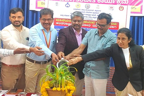  ಚಿತ್ರದುರ್ಗದಲ್ಲಿ ಮಂಗಳವಾರ ಆಯೋಜಿಸಿದ್ದ ಕೆಲಸದ ಸ್ಥಳಗಳಲ್ಲಿ ಮಹಿಳೆಯರ ಮೇಲಾಗುವ ಲೈಂಗಿಕ ದೌರ್ಜನ್ಯ ವಿರೋಽ ಕಾಯ್ದೆ ಕುರಿತ ಒಂದು ದಿನದ ಕಾರ್ಯಾಗಾರವನ್ನು ಹಿರಿಯ ಸಿವಿಲ್ ನ್ಯಾಯಾಽÃಶ ಎಂ. ವಿಜಯ್ ಉದ್ಘಾಟಿಸಿದರು. ಕೆ.ಎಚ್. ವಿಜಯ್‌ಕುಮಾರ್, ಕೆ. ತಿಮ್ಮಯ್ಯ, ಭರತ್ ಎಂ. ಕಾಳಿಸಿಂಗೆ, ಡಿ.ಕೆ. ಶೀಲಾ, ಡಿ. ಮಂಜುನಾಥ, ಗಂಗಾಧರಪ್ಪ ಇದ್ದರು.
