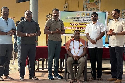 ಚಿತ್ರದುರ್ಗ ಜಿಲ್ಲಾ ಕಾರಾಗೃಹದಲ್ಲಿ ಮಂಗಳವಾರ ಏರ್ಪಡಿಸಿದ್ದ ಯೋಗಾಭ್ಯಾಸ ತರಬೇತಿ ಶಿಬಿರ ಸಮಾರೋಪದಲ್ಲಿ ಯೋಗ ಗುರು ಎಂ.ಬಿ.ಮುರಳಿ ಅವರನ್ನು ಗೌರವಿಸಲಾಯಿತು. ಸಿದ್ದರಾಮ ಬಿ.ಪಾಟೀಲ, ರಾಮಣ್ಣ ಹೆರಕಲ್, ಮಡಿವಾಳಪ್ಪ ತಳವಾರ್, ಡಾ.ಬಿ.ಎಂ. ಗುರುನಾಥ್, ಆರ್.ಎ.ಶ್ರೀರಾಮರೆಡ್ಡಿ ಇದ್ದರು.