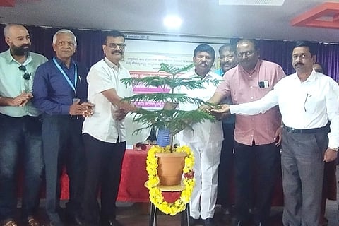ಚಿತ್ರದುರ್ಗದಲ್ಲಿ ಮಂಗಳವಾರ ಯುವನಿಽ -Àಲಾನುಭವಿಗಳಿಗೆ ಏರ್ಪಡಿಸಿದ್ದ ಕೌಶಲ ತರಬೇತಿ,ಅರಿವು ಕಾರ್ಯಕ್ರಮದಲ್ಲಿ ಆರ್. ಶಿವಣ್ಣ ಗಂಜಿಕಟ್ಟೆ, ಸಣ್ಣಕ್ಕಿ ಮಾರುತಿ, ತೋಟಪ್ಪ, ರವೀಂದ್ರ, ಸುಹಾಸ್, ವೇಮಣ್ಣ, ರವಿಕಾಂತ್, ತಿಪ್ಪೇಸ್ವಾಮಿ, ಸರಸ್ವತಿ, ಶ್ರೀಹರಿ, ಸತೀಶ್ ಇತರರು ಇದ್ದರು.