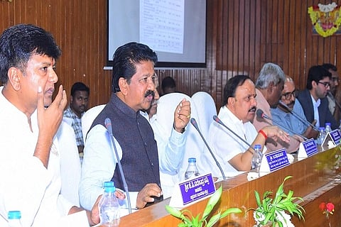  ಚಿತ್ರದುರ್ಗದಲ್ಲಿ ಸೋಮವಾರ ಜಿಪಂ ತ್ರೆÊಮಾಸಿಕ ಕೆಡಿಪಿ ಮುಂದುವರಿದ ಸಭೆಯಲ್ಲಿ ಸಚಿವ ಡಿ.ಸುಧಾಕರ್, ಶಾಸಕರಾದ ಎನ್.ವೈ. ಗೋಪಾಲಕೃಷ್ಣ, ಡಾ.ಎಂ. ಚಂದ್ರಪ್ಪ, ಕೆ.ಸಿ. ವಿರೇಂದ್ರಪಪ್ಪಿ ಇತರರು ಇದ್ದರು.