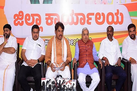ಸಂಸದ ಗೋವಿಂದ ಎಂ. ಕಾರಜೋಳ, ಎಂಎಲ್‌ಸಿ ಕೆ.ಎಸ್. ನವೀನ್, ಶಾಸಕ ಡಾ.ಎಂ. ಚಂದ್ರಪ್ಪ, ಬಿಜೆಪಿ ಜಿಲ್ಲಾಧ್ಯಕ್ಷ ಕೆ.ಟಿ. ಕುಮಾರಸ್ವಾಮಿ, ಹನುಮಂತೇಗೌಡ, ಎನ್.ಆರ್. ಲಕ್ಷ್ಮೀಕಾಂತ್, ಡಾ. ಸಿದ್ದಾರ್ಥ ಗುಂಡಾರ್ಪಿ, ಮಾಧುರಿ ಗಿರೀಶ್ ಉಪಸ್ಥಿತರಿದ್ದರು. 