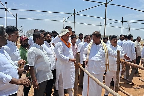 ಬಿಎಸ್‌ವೈ ಅಭಿಮಾನೋತ್ಸವ ಸ್ಥಳದಲ್ಲಿ ಊಟೋಪಚಾರದ ಸಿದ್ಧತೆ ಕುರಿತು ಮಂಗಳವಾರ ಎಸ್.ಆರ್. ವಿಶ್ವನಾಥ್, ಮುನಿರತ್ನ, ಗೋಪಾಲಯ್ಯ, ಮುನಿರಾಜ್, ಕÊಷ್ಣಪ್ಪ, ಕಟ್ಟಾ ಸುಬ್ರಮಣ್ಯ ನಾಯ್ಡು. ತಮ್ಮೇಶ್ ಗೌಡ, ಮಲ್ಲಿಕಾರ್ಜನ, ಕಲ್ಲಂ ಸೀತರಾಮರೆಡ್ಡಿ ಇತರರು ಚರ್ಚಿಸಿದರು.