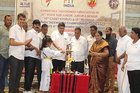  ಚಿತ್ರದುರ್ಗದಲ್ಲಿ ರಾಜ್ಯಮಟ್ಟದ ಟೈಕ್ವಾಂಡೋ ಪಂದ್ಯಾವಳಿಯನ್ನು ಎಂಎಲ್‌ಸಿ ಕೆ.ಎಸ್. ನವೀನ್ ಶನಿವಾರ ಉದ್ಘಾಟಿಸಿದರು. ಸಿ.ಟಿ. ಕೃಷ್ಣಮೂರ್ತಿ, ಜೆ. ತಿರುಮಾಲ್, ಬಿ.ಎನ್. ವೆಂಕಟೇಶ್, ನಾಗರಾಜ್‌ಬೇದ್ರೆ, ರಾಜಕುಮಾರ್, ಅರುಣ್‌ರಾಥೋಡ್, ಶ್ರೀಕಾಂತ್,ದುಮ್ಮಿ ಚಿನ್ನಮ್ಮ ತಿಪ್ಪೇಸ್ವಾಮಿ, ಟಿ. ಮಂಜಪ್ಪ ಇತರರು ಇದ್ದರು.