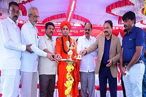 ರಾಜ್ಯಭೋವಿ ಅಭಿವೃದ್ಧಿ ನಿಗಮದಿಂದ ಪರಿಶಿಷ್ಟ ಜಾತಿ ಭೋವಿ ಸಮುದಾಯದ ನಿರುದ್ಯೋಗ ಯುವಕ, ಯುವತಿಯರಿಗೆ ಚಿತ್ರದುರ್ಗದಲ್ಲಿ ಶನಿವಾರ ಆಯೋಜಿಸಿದ್ದ ಟೈಲರಿಂಗ್ ಉಚಿತ ತರಬೇತಿ ಹಾಗೂ ಯಂತ್ರೋಪಕರಣ ವಿತರಣೆ ಕಾರ್ಯಕ್ರಮಕ್ಕೆ ನಿಗಮದ ಅಧ್ಯಕ್ಷ ಎಂ. ರಾಮಪ್ಪ ಚಾಲನೆ ನೀಡಿದರು. ಶ್ರೀ ಇಮ್ಮಡಿ ಸಿದ್ದರಾಮೇಶ್ವರ ಸ್ವಾಮೀಜಿ, ಚಂದ್ರನಾಯ್ಕ್, ಆರ್. ಶಿವಣ್ಣ, ಎಂ.ಕೆ. ತಾಜ್‌ಪೀರ್, ವೈ. ರವಿಕುಮಾರ್, ತಿಪ್ಪೇಸ್ವಾಮಿ ಇತರರು ಇದ್ದರು. 