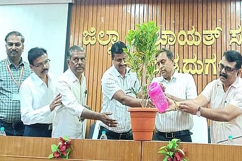  ಚಿತ್ರದುರ್ಗ ತಾಲೂಕು ವ್ಯಾಪ್ತಿಯ ಎಲ್ಲ ಬಟವಾಡೆ ಅಽಕಾರಿಗಳು, ಪಿಡಿಒಗಳಿಗೆ ಜಿಪಂನಲ್ಲಿ ಆಯೋಜಿಸಿದ್ದ ಕಾರ್ಯಾಗಾರವನ್ನು ಜಿಲ್ಲಾ ಖಜಾನೆ ಉಪ ನಿರ್ದೇಶಕ ಎಚ್.ಟಿ. ಅಶೋಕ್ ಉದ್ಘಾಟಿಸಿದರು. ವೀರೇಶ್, ಎನ್. ಬೋರಯ್ಯ, ಬಿ. ವೀರಭದ್ರಪ್ಪ, ಎಚ್.ಪಿ. ಅಮರ ನಾಥ್‌ಜೈನ್, ಎಂ.ಎಸ್.ನ್ಯಾಮತಿ ಇತರರು ಇದ್ದರು.