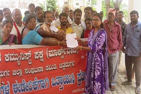 ಚಿತ್ರದುರ್ಗದಲ್ಲಿ ಶುಕ್ರವಾರ ಸಂಸದ ಗೋವಿಂದ ಎಂ. ಕಾರಜೋಳ ಅವರ ಕಚೇರಿ ಎದುರು ಭಾರತ ಕಮ್ಯುನಿಸ್ಟ್ ಪಕ್ಷ(ಮಾರ್ಕ್ಸ್ವಾದಿ)ದ ಕಾರ್ಯಕರ್ತರು ಪ್ರತಿಭಟನೆ ನಡೆಸಿದರು. ಡಿ.ಎಂ. ಮಲಿಯಪ್ಪ, ಟಿ. ತಿಪ್ಪೇಸ್ವಾಮಿ, ಟಿ. ನಿಂಗಣ್ಣ, ಎಚ್.ಓ. ನಾಗರಾಜ್, ಸಿ.ಕೆ. ಗೌಸ್‌ಪೀರ್, ನೇರ್ಲಹಳ್ಳಿ ನಾಗರಾಜ್, ಎಚ್.ಒ. ನಾಗರಾಜ್, ಶಿವಮ್ಮ ಇತರರು ಇದ್ದರು.
