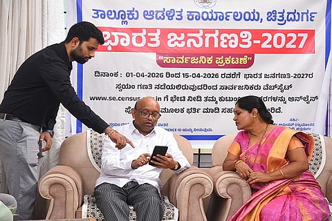  ಚಿತ್ರದುರ್ಗದಲ್ಲಿ ಬುಧವಾರ ಭಾರತ ಜನಗಣತಿ ಅಂಗವಾಗಿ ಜಿಲ್ಲಾ ಪ್ರಧಾನ ಮತ್ತು ಸತ್ರ ನ್ಯಾಯಾಽÃಶ ರೋಣ್ ವಾಸುದೇವ ಅವರು ಮೊಬೈಲ್‌ನಲ್ಲಿ ಮಾಹಿತಿ ದಾಖಲಿಸಿದರು. ನಗರಸಭೆ ಪೌರಾಯುಕ್ತೆ ಎಸ್.ಲಕ್ಷಿ÷್ಮÃ ಇತರರು ಇದ್ದರು.