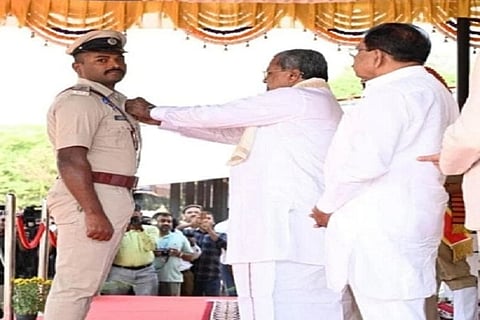 ಮುಖ್ಯಮಂತ್ರಿ ಚಿನ್ನದ ಪದಕಕ್ಕೆ ಭಾಜನರಾಗಿರುವ ಚಿತ್ರದುರ್ಗ ಗ್ರಾಮಾಂತರ ಠಾಣೆಯ ಪಿಎಸ್‌ಐ ಸುರೇಶ್ ಅವರಿಗೆ ಸಿಎಂ ಸಿದ್ದರಾಮಯ್ಯ ಅವರು ಬೆಂಗಳೂರಲ್ಲಿ ಆಯೋಜಿಸಿದ್ದ ಸಮಾರಂಭದಲ್ಲಿ ಗುರುವಾರ ಪದಕ ಪ್ರಧಾನ ಮಾಡಿದರು. ಗೃಹ ಸಚಿವ ಡಾ.ಜಿ.ಪರಮೇಶ್ವರ್ ಅವರು ಇದ್ದಾರೆ.
