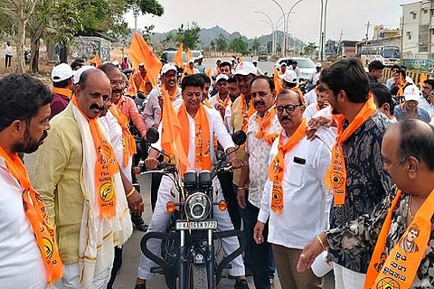 ಬಸವ ಜಯಂತಿ ಅಂಗವಾಗಿ ಚಿತ್ರದುರ್ಗದಲ್ಲಿ ಭಾನುವಾರ ವೀರಶೈವ ಸಮಾಜ, ವೀರಶೈವ-ಲಿಂಗಾಯತ ಯುವ ವೇದಿಕೆ ಆಯೋಜಿಸಿದ್ದ ಬೈಕ್ರ‍್ಯಾಲಿಯಲ್ಲಿ ಶಾಸಕ ಕೆ.ಸಿ. ವೀರೇಂದ್ರ ಪಪ್ಪಿ ಅವರೊಂದಿಗೆ ಸಮುದಾಯದ ಹಲವರು ಪಾಲ್ಗೊಂಡಿದ್ದರು.