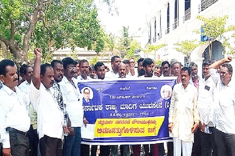  ಚಿತ್ರದುರ್ಗ ನಗರದಲ್ಲಿ ಸಮರ್ಪಕ ಕುಡಿಯುವ ನೀರು ಪೂರೈಕೆ, ಮೂಲಸೌಕರ್ಯ ಕಲ್ಪಿಸಲು ಆಗ್ರಹಿಸಿ ರಾಜ್ಯ ಮಾದಿಗ ಯುವಸೇನೆ ಕಾರ್ಯಕರ್ತರು ಸೋಮವಾರ ಪ್ರತಿಭಟನೆ ನಡೆಸಿದರು. ಬಿ.ಒ.ಗಂಗಾಧರಯ್ಯ, ರಾಜಣ್ಣ, ಮಹಾಲಿಂಗಪ್ಪ, ಆರ್.ತಿಪ್ಪೇಸ್ವಾಮಿ, ಮೂರ್ತಿ ಇತರರಿದ್ದರು.
