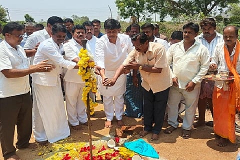  ಚಿತ್ರದುರ್ಗ ತಾಲೂಕು ಪಂಡರಹಳ್ಳಿ ಯರೇಓಣಿ ಸಿಸಿ ರಸ್ತೆ ಕಾಮಗಾರಿಗೆ ಶಾಸಕ ಕೆ.ಸಿ. ವೀರೇಂದ್ರಪಪ್ಪಿ ಶುಕ್ರವಾರ ಭೂಮಿಪೂಜೆ ನೆರವೇರಿಸಿದರು. ಶರತ್, ಸೊಸೈಟಿ ಮಂಜಣ್ಣ, ರವಿಕುಮಾರ್, ಬಸವರಾಜ್ ಇತರರು ಇದ್ದರು.