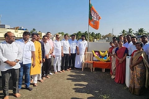  ಚಿತ್ರದುರ್ಗದ ಬಿಜೆಪಿ ಜಿ¯್ಲÁ ಘಟಕದ ಕಚೇರಿಯಲ್ಲಿ ಸೋಮವಾರ ಪಕ್ಷದ ೪೭ನೇ ಸಂಸ್ಥಾಪನಾ ದಿನ ಆಚರಿಸಲಾಯಿತು. ಕೆ.ಟಿ.ಕುಮಾರಸ್ವಾಮಿ, ನರೇಂದ್ರನಾಥ್, ಸೌಭಾಗ್ಯಾ ಬಸವರಾಜನ್, ಡಾ.ಸಿz್ದÁರ್ಥ ಗುಂಡಾರ್ಪಿ, ರೇಖಾ, ಪಾಲಯ್ಯ, ಕಿರಣ್, ಚಂದ್ರಶೇಖರ್, ಲೀಲಾವತಿ ಶಶಿಧರ್, ಬಸವೇಶ್, ನಾಗರಾಜ್ ಬೇದ್ರೆ ಇತರರಿದ್ದರು.