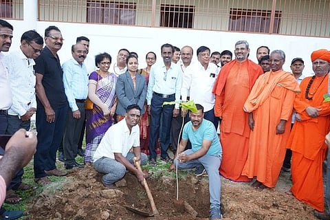  ಮುರುಘಾಮಠ ಚಿತ್ರದುರ್ಗದಲ್ಲಿ ಸೋಮವಾರ ಆಯೋಜಿಸಿದ್ದ ಸಸಿ ನೆಡುವ ಸಪ್ತಾಹ ಕಾರ್ಯಕ್ರಮದಲ್ಲಿ ನ್ಯಾಯಾಽÃಶೆ ರಶ್ಮಿ ಎಸ್. ಮರಡಿ, ಡಾ. ಬಸವಕುಮಾರ ಸ್ವಾಮೀಜಿ, ಶ್ರೀಬಸವ ಕೃಷ್ಣ ಯಾದಾವನಂದ ಸ್ವಾಮೀಜಿ, ಕೆ.ಎಂ. ವೀರೇಶ್, ಆನಂತರೆಡ್ಡಿ ಇತರರು ಇದ್ದರು.