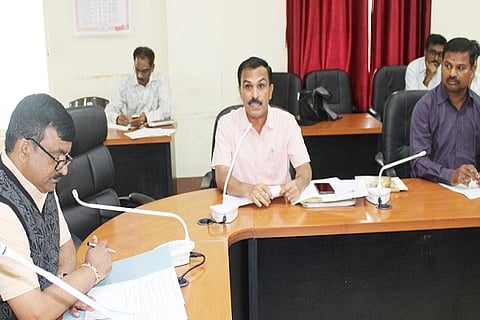 ಚಿತ್ರದುರ್ಗದಲ್ಲಿ ಶುಕ್ರವಾರ ಕಾರ್ಮಿಕ ಇಲಾಖೆ ಆಯೋಜಿಸಿದ್ದ ಸುಂಕ ಮೇಲ್ವಿಚಾರಣಾ ಸಮಿತಿ ಸಭೆಯಲ್ಲಿ ಎಡಿಸಿ ಬಿ.ಟಿ. ಕುಮಾರಸ್ವಾಮಿ, ಅನಿಲ ಬಾಲಚಂದ್ರ ಬಗಟಿ, ಎಂ. ಬಾಬು, ರಾಜಣ್ಣ ಇತರರು ಇದ್ದರು.