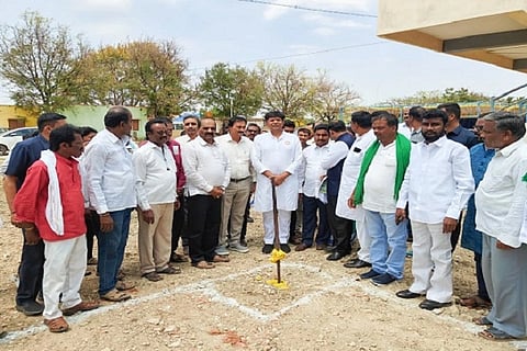  ಚಿತ್ರದುರ್ಗ ತಾಲೂಕು ಡಿಎಸ್‌ಹಳ್ಳಿಯಲ್ಲಿ ಸೋಮವಾರ ಸರ್ಕಾರಿ ಪ್ರೌಢಶಾಲೆಗೆ ಸಭಾ ಭವನ ನಿರ್ಮಾಣಕ್ಕೆ ಶಾಸಕ ಕೆ.ಸಿ. ವೀರೇಂದ್ರಪಪ್ಪಿ ಭೂಮಿ ಪೂಜೆ ನೆರವೇರಿಸಿದರು. ಬಿಇಒ ಗಿರಿಜಮ್ಮ, ದೇವರಾಜ್‌ರೆಡ್ಡಿ, ಧನಂಜಯರೆಡ್ಡಿ, ಡಾ.ಸಿ.ಎಲ್. ಶಿವಮೂರ್ತಿ, ವೆಂಕಟೇಶ ರೆಡ್ಡಿ ಇತರರು ಇದ್ದರು.