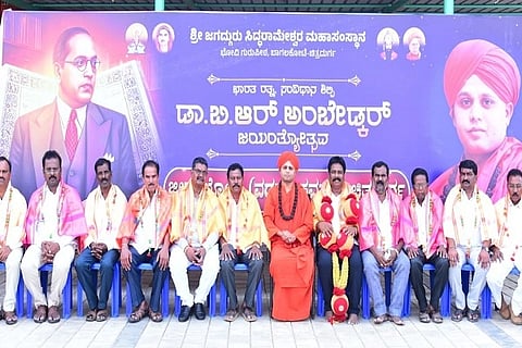  ಚಿತ್ರದುರ್ಗದ ಭೋವಿ ಗುರುಪೀಠದಲ್ಲಿ ಬುಧವಾರ ಆಯೋಜಿಸಿದ್ದ ಡಾ.ಬಿ.ಆರ್. ಅಂಬೇಡ್ಕರ್ ಜಯಂತ್ಯುತ್ಸವದಲ್ಲಿ ಜಿಲ್ಲಾ ಭೋವಿ ಸಂಘದ ನೂತನ ಪದಾಽಕಾರಿಗಳನ್ನು ಸನ್ಮಾನಿಸಲಾಯಿತು. ಇಮ್ಮಡಿ ಸಿದ್ದರಾಮೇಶ್ವರ ಸ್ವಾಮೀಜಿ ಸಾನ್ನಿಧ್ಯ ವಹಿಸಿದ್ದರು.