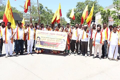  ಕರ್ನಾಟಕ ವಿರೋಽ ಧೋರಣೆ ತಳೆದಿರುವ ರಾಜ್ಯಪಾಲ ಥಾವರ್ ಚಂದ್ ಗೆಹ್ಲೋಟ್ ಅವರನ್ನು ಕೇಂದ್ರ ಸರ್ಕಾರ ಕೂಡಲೇ ಹಿಂದಕ್ಕೆ ಕರೆಸಿಕೊಳ್ಳಬೇಕೆಂದು ಆಗ್ರಹಿಸಿ ಕರ್ನಾಟಕ ರಕ್ಷಣಾ ವೇದಿಕೆ ಕಾರ್ಯಕರ್ತರು ನಗರದಲ್ಲಿ ಮಂಗಳವಾರ ಪ್ರತಿಭಟನೆ ನಡೆಸಿದರು. ರಮೇಶ್, ಚಂದ್ರಕಲಾ, ವಿಜಯಕುಮಾರ್, ದಾದಾಪೀರ್, ಬಸವರಾಜು, ಜಾಕೀರ್, ಮಂಜುಳಾ, ಜಯಲಕ್ಷಿ÷್ಮÃ ಇತರರು ಇದ್ದರು.