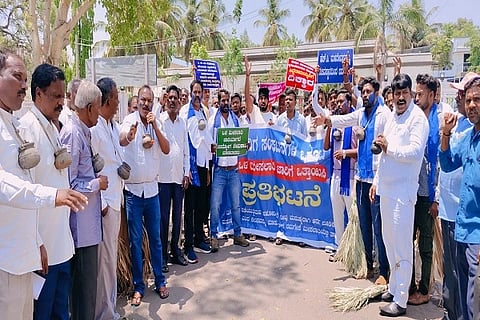  ಒಳಮೀಸಲು ಅನ್ವಯವೇ ಸರ್ಕಾರಿ ಹುz್ದÉಗಳ ಭರ್ತಿಗೆ ಆಗ್ರಹಿಸಿ ಮಾದಿಗ ಸಂಘಟನೆಗಳ ಒಕ್ಕೂಟದ ಕಾರ್ಯಕರ್ತರು ಕೊರಳಿಗೆ ಮಡಕೆ ಕಟ್ಟಿಕೊಂಡು ಚಿತ್ರದುರ್ಗದಲ್ಲಿ ಗುರುವಾರ ವಿನೂತನ ಪ್ರತಿಭಟನೆ ನಡೆಸಿದರು. ಹನುಮಂತಪ್ಪ ದುರ್ಗ, ಎಂ. ಲಕ್ಷ÷್ಮಣ, ರಾಜಪ್ಪ, ಶಂಕರ್, ಮಂಜುನಾಥ್ ಎ. ತಾಳಿಕೆರೆ, ನಗರಂಗೆರೆ ದೇವರಾಜ್ ಇತರರು ಇದ್ದರು.