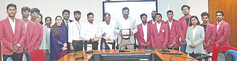 ಕೇರಳದ ಕೊಚ್ಚಿಯಲ್ಲಿ ಇತ್ತೀಚಿಗೆ ನಡೆದ  ಐಇಇಇ ಮ್ಯಾಪಕಾನ್​ -2025 ಸಮ್ಮೇಳನದಲ್ಲಿ ಅದ್ಭುತ ಸಾಧನೆ ಮಾಡಿದ ಕರ್ನಾಟಕ ಕೇಂದ್ರೀಯ ವಿಶ್ವವಿದ್ಯಾಲಯ ತಂಡ ಕುಲಪತಿ ಪ್ರೊ.ಬಟ್ಟು ಸತ್ಯನಾರಾಯಣ ಅವರನ್ನು ಬುಧವಾರ ಭೇಟಿ ಮಾಡಿ ಸಾಧನೆಯ ಮಾಹಿತಿ ನೀಡಿ ಸಂಭ್ರಮಿಸಿದರು. ಪ್ರೊ.ಪರಮೇಶ, ಡಾ.ನರಸಿಂಗ್​ ಪ್ರಧಾನ್​, ವಿದ್ಯಾರ್ಥಿಗಳು ಇದ್ದರು.