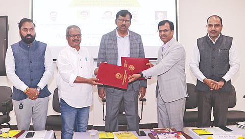 ಕಲಬುರಗಿ ಸಿಯುಕೆನಲ್ಲಿ ಗುರುವಾರ ನಡೆದ ಸಮಾರಂಭದಲ್ಲಿ ಕಲಿಕೆ, ಟಾಟಾ ಟ್ರಸ್ಟ್ ಜತೆಗೆ ನಡೆದ ಒಡಂಬಡಿಕೆ ಪತ್ರವನ್ನು ಕುಲಸಚಿವ ಪ್ರೊ.ಆರ್.ಆರ್.ಬಿರಾದಾರ್, ಟ್ರಸ್ಟ್ ಕಾರ್ಯನಿರ್ವಾಹಕ ನಿರ್ದೇಶಕ ಶಿವಕುಮಾರ ವಿನಿಮಯ ಮಾಡಿಕೊಂಡರು. ಕುಲಪತಿ ಪ್ರೊ.ಬಟ್ಟು ಸತ್ಯನಾರಾಯಣ, ಕಾರ್ಯಕ್ರಮ ಸಂಯೋಜಕ ಡಾ.ಮಯೂರ ಪೂಜಾರ್ ಇತರರಿದ್ದರು.